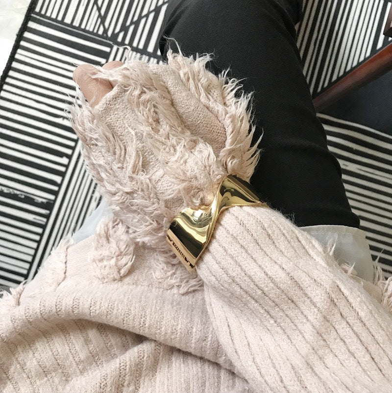 Cool Bow Metal Texture Open-ended Bracelet in Alloy