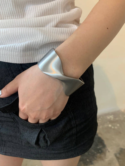 Cool Bow Metal Texture Open-ended Bracelet in Alloy