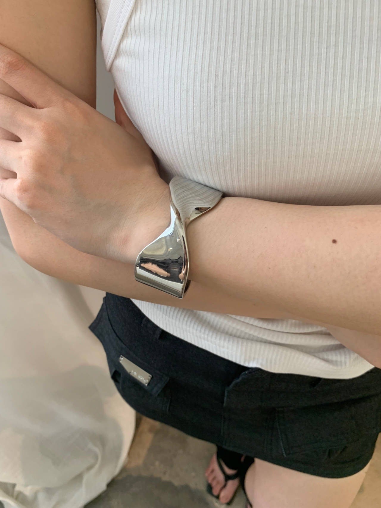 Cool Bow Metal Texture Open-ended Bracelet in Alloy