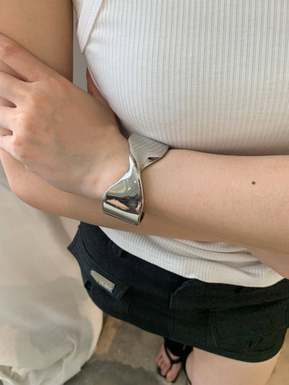 Cool Bow Metal Texture Open-ended Bracelet in Alloy