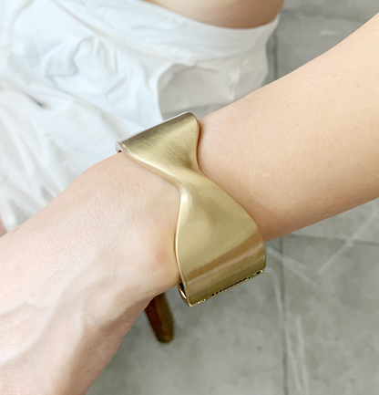 Cool Bow Metal Texture Open-ended Bracelet in Alloy