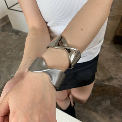 Cool Bow Metal Texture Open-ended Bracelet in Alloy