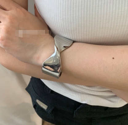 Cool Bow Metal Texture Open-ended Bracelet in Alloy